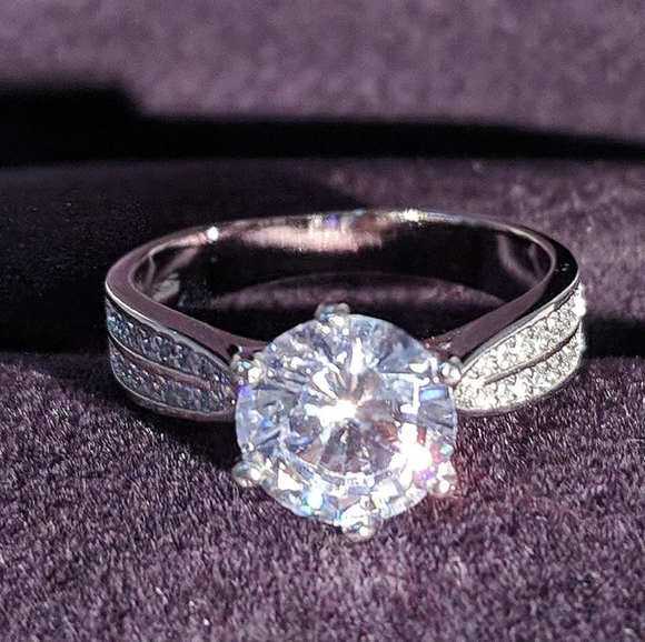 Luxury Designer White Round Center Diamond Ring - Picture 6 of 7